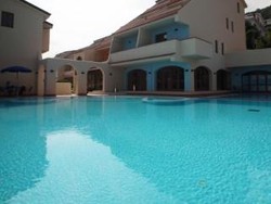 Imagen de la piscina del Hotel Tropis. Foto 13