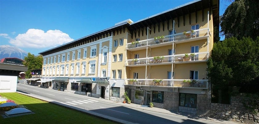 Imagen de los exteriores del Hotel Trst. Foto 7