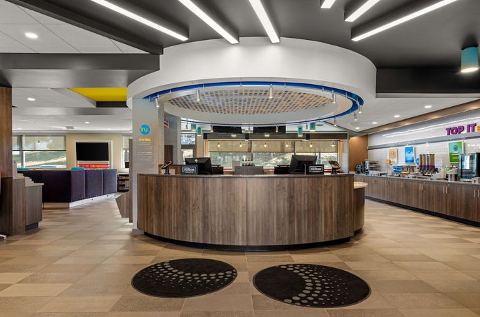 Imagen de los interiores del Hotel Tru By Hilton Christiansburg. Foto 20