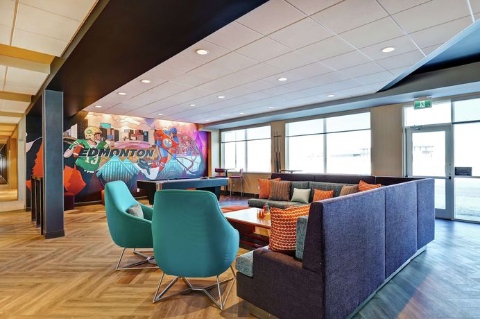 Imagen de los interiores del Hotel Tru By Hilton Edmonton Windermere. Foto 17