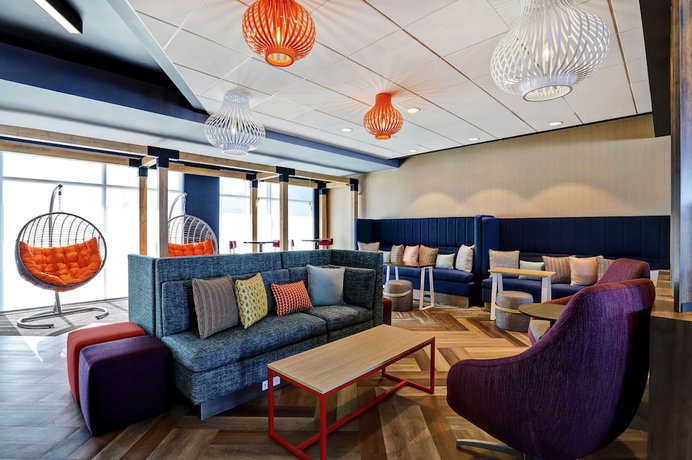 Imagen de los interiores del Hotel Tru By Hilton Edmonton Windermere. Foto 18
