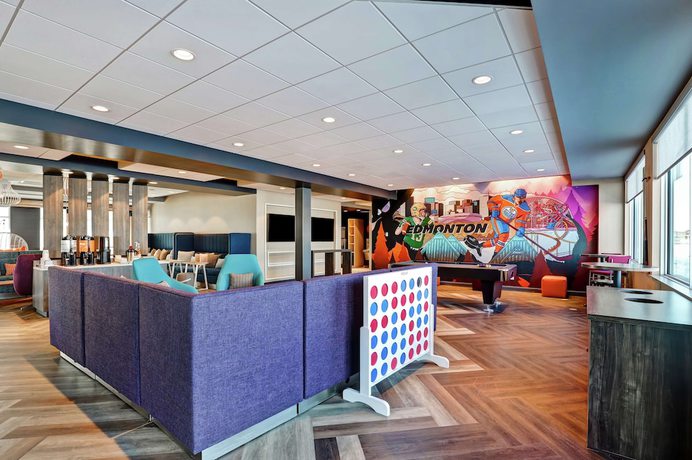 Imagen de los interiores del Hotel Tru By Hilton Edmonton Windermere. Foto 19