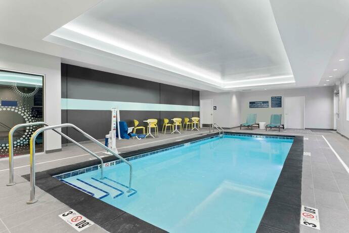 Imagen de la piscina del Hotel Tru By Hilton Lincoln East. Foto 38