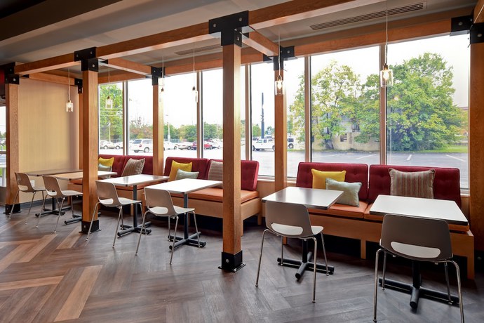 Imagen de los interiores del Hotel Tru By Hilton Louisville Airport. Foto 15