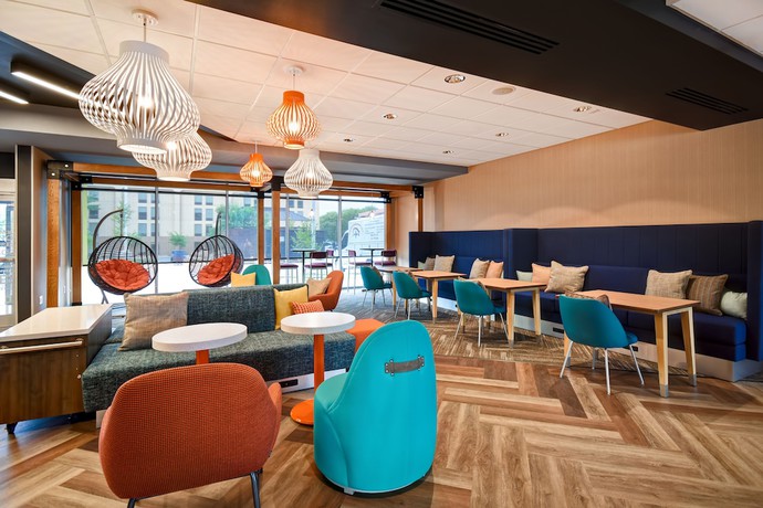 Imagen del bar/restaurante del Hotel Tru By Hilton Louisville Airport. Foto 2