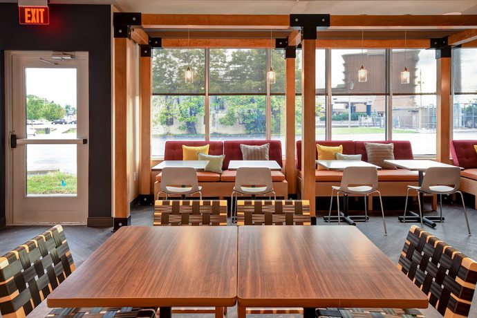 Imagen del bar/restaurante del Hotel Tru By Hilton Louisville Airport. Foto 3