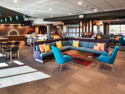 Imagen del bar/restaurante del Hotel Tru By Hilton Phoenix Glendale Westgate. Foto 2