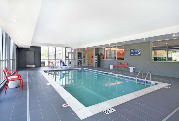 Imagen de la piscina del Hotel Tru by Hilton Grand Rapids Airport. Foto 19
