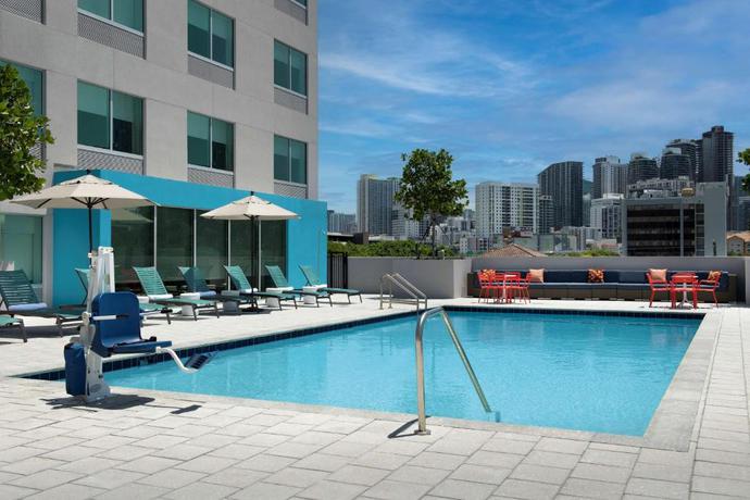 Imagen de la piscina del Hotel Tru by Hilton Miami West Brickell. Foto 11