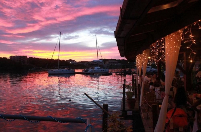 Imagen del bar/restaurante del Hotel True Blue Bay Resort. Foto 1