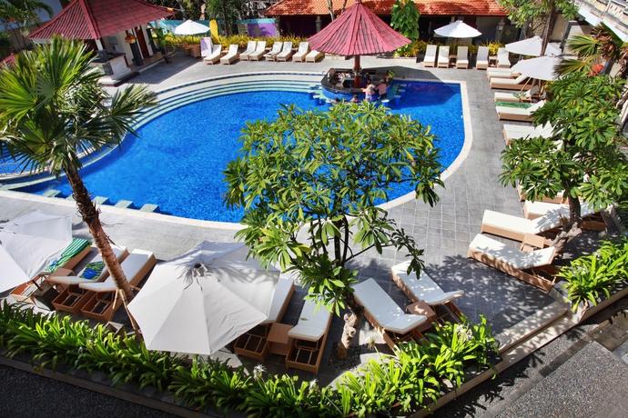 Imagen de la piscina del Hotel Truntum Kuta. Foto 16