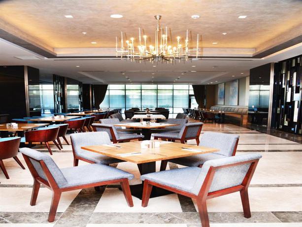 Imagen del bar/restaurante del Hotel Tryp By Wyndham Istanbul Basın Ekspres. Foto 3