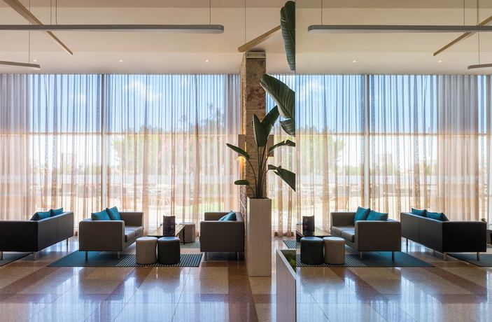 Imagen de los interiores del Hotel Tryp By Wyndham Lisboa Caparica Mar. Foto 20