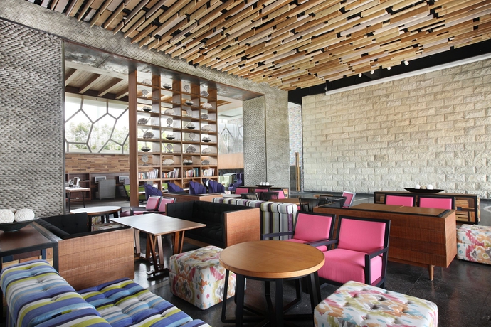 Imagen del bar/restaurante del Hotel Ts Suites Seminyak - Chse Certified. Foto 3