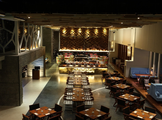 Imagen del bar/restaurante del Hotel Ts Suites Seminyak - Chse Certified. Foto 4