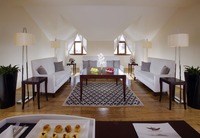 Imagen de los interiores del Hotel Tsaghkadzor Marriott. Foto 15