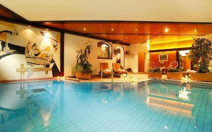 Imagen de la piscina del Hotel Tschurtschenthaler. Foto 15