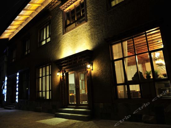 Imagen de los exteriores del Hotel Tseten Wangmo Resort. Foto 13