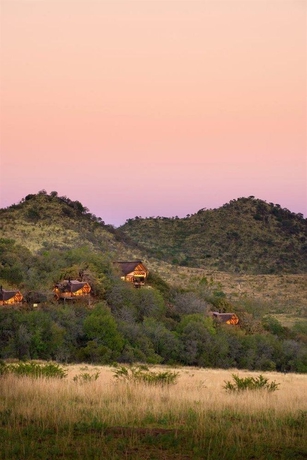 Imagen de los exteriores del Hotel Tshukudu Bush Lodge. Foto 13
