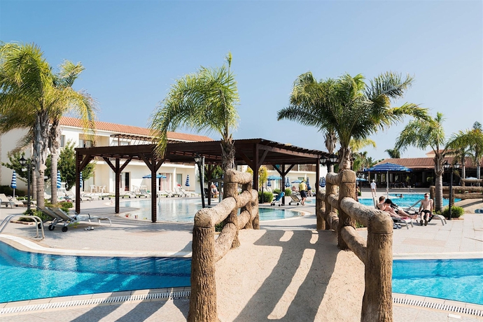 Imagen de la piscina del Hotel Tsokkos Paradise Village. Foto 13