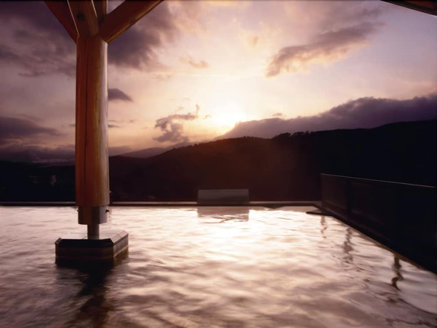 Imagen de la piscina del Hotel Tsumagoi Prince Hotel. Foto 19