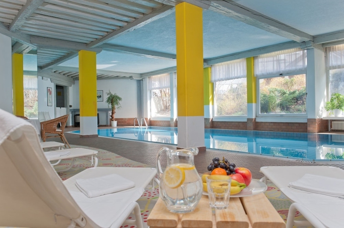 Imagen de la piscina del Hotel Tubris. Foto 17