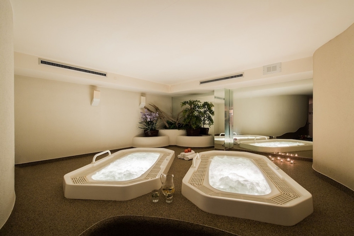 Imagen de la piscina del Hotel Tubris. Foto 19