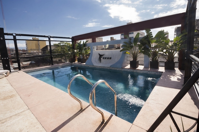Imagen de la piscina del Hotel Tucum&aacute;n Center. Foto 18