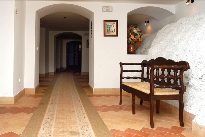 Imagen de los interiores del Hotel Tugasa Arco De La Villa. Foto 10