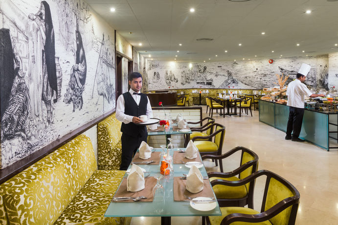 Imagen del bar/restaurante del Hotel Tulip Inn Downtown Muscat. Foto 3