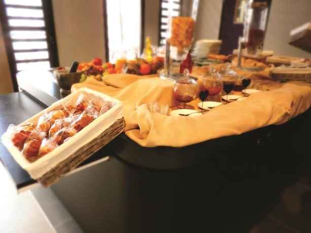 Imagen del bar/restaurante del Hotel Tulip Inn Sainte Clotilde La Reunion. Foto 4