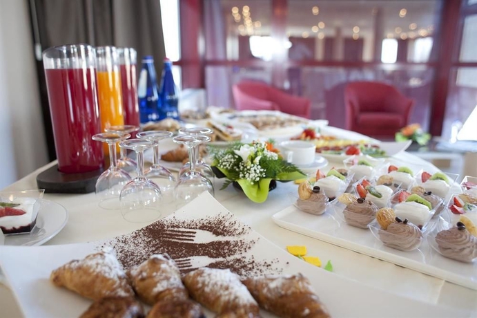 Imagen del bar/restaurante del Hotel Tulip Inn Turin South. Foto 6