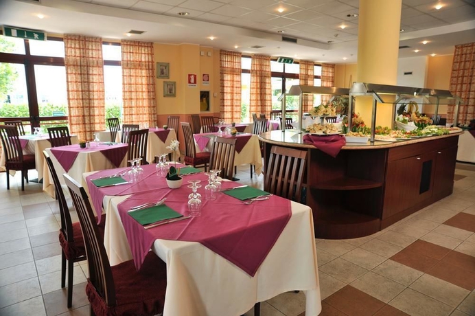 Imagen del bar/restaurante del Hotel Tulip Inn Turin South. Foto 9