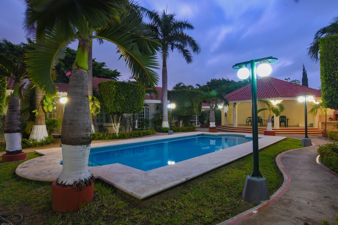 Imagen de la piscina del Hotel Tulipanes Cancun. Foto 8