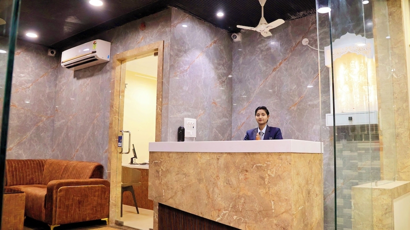 Imagen de los interiores del Hotel Tulsi Grand Inn. Foto 16