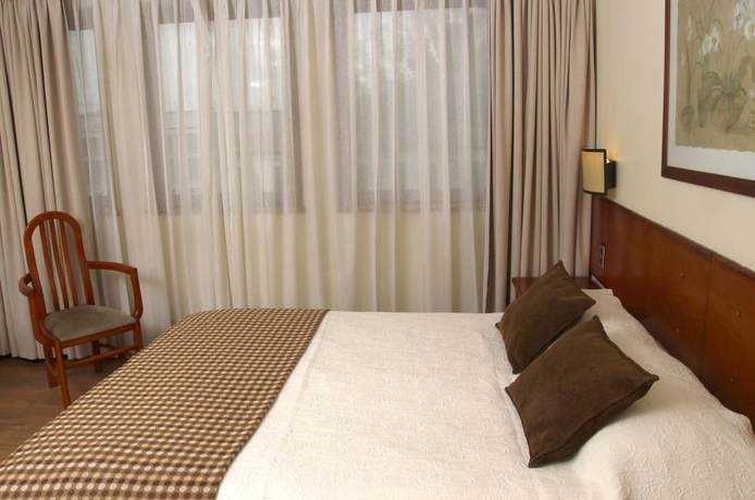 Imagen de la habitación del Hotel Tur Santiago. Foto 2