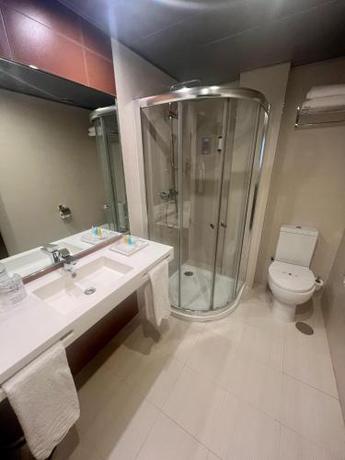 Imagen de la habitación del Hotel Turia Granada. Foto 5