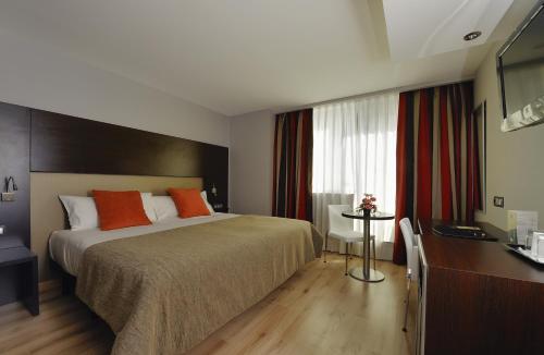 Imagen de la habitación del Hotel Turia Granada. Foto 7