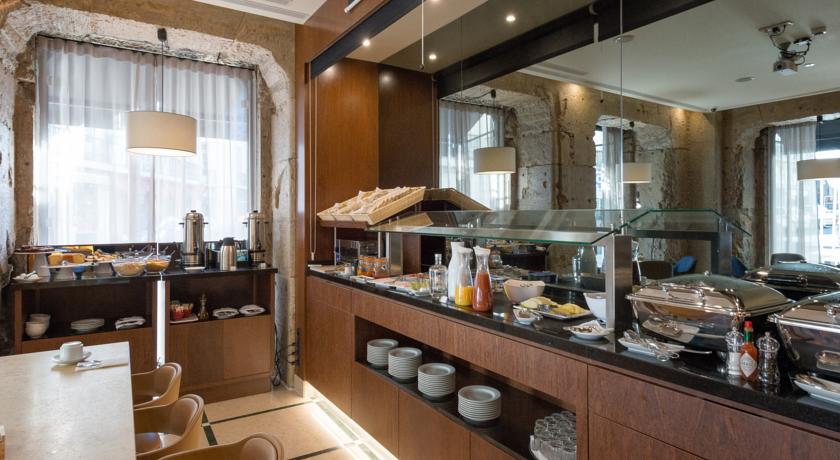 Imagen del bar/restaurante del Hotel Turim Terreiro Do Pa&ccedil;o. Foto 2