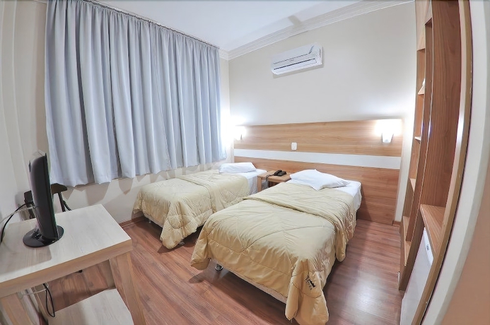 Imagen de la habitación del Hotel Turis. Foto 15