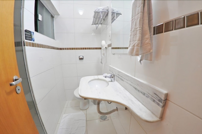 Imagen de la habitación del Hotel Turis. Foto 16