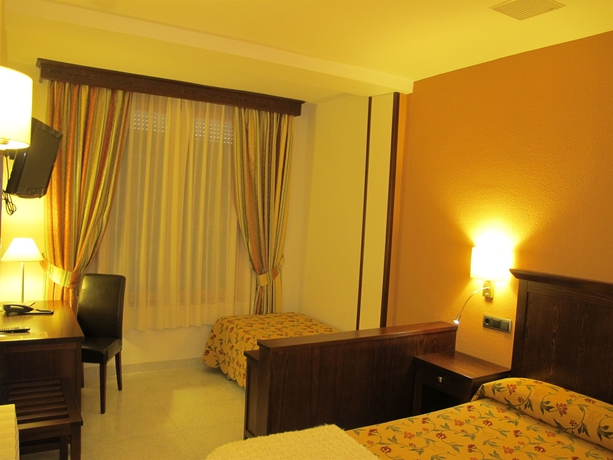 Imagen de la habitación del Hotel Turmo. Foto 7