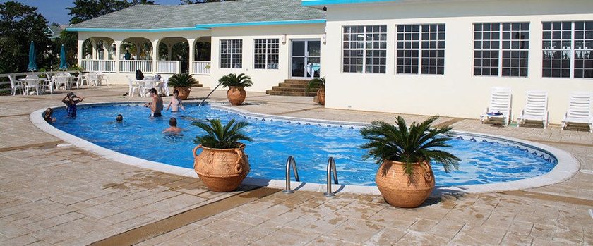 Imagen de la piscina del Hotel Turquoise Bay Dive and Beach Resort. Foto 9