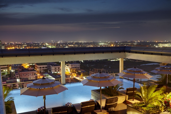 Imagen de la piscina del Hotel Turyaa Chennai. Foto 15