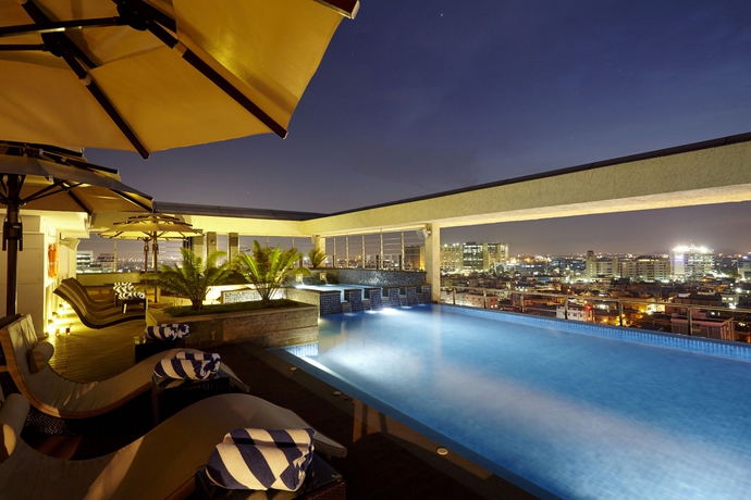 Imagen de la piscina del Hotel Turyaa Chennai. Foto 16