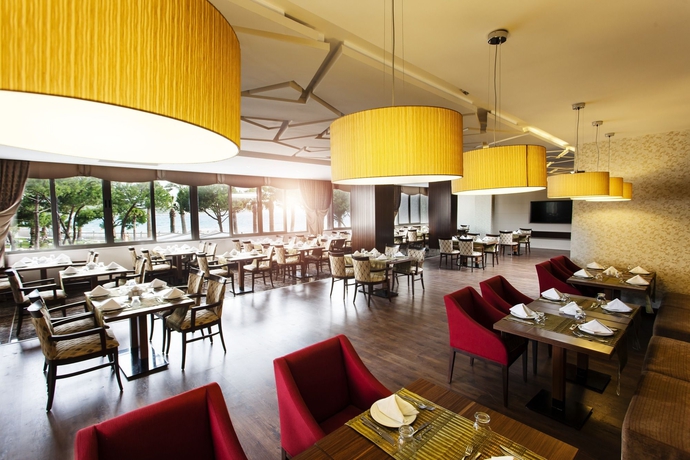 Imagen del bar/restaurante del Hotel Tusan Beach Resort. Foto 8