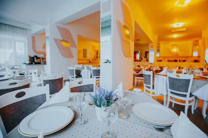 Imagen del bar/restaurante del Hotel Tusnad. Foto 2