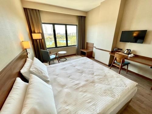 Imagen general del Hotel T&uuml;rkmen Riverside Adana. Foto 3