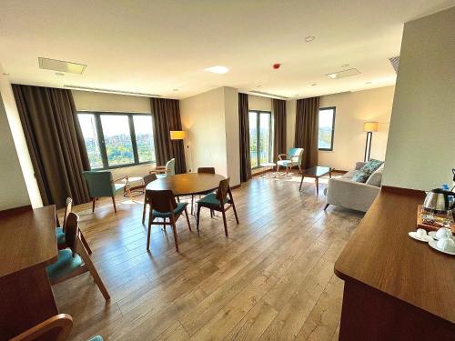 Imagen general del Hotel T&uuml;rkmen Riverside Adana. Foto 11