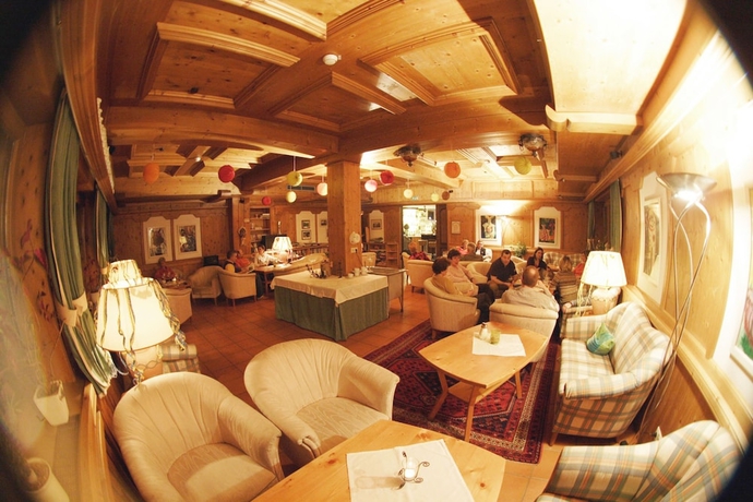 Imagen del bar/restaurante del Hotel Tuxertal. Foto 2